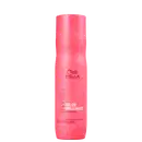 Frasco vermelho linha Color Brilliance da Wella Professionals, com 250 ml de capacidade. O rótulo apresenta o nome da linha e o texto "Shampoo Protetor da Cor".