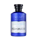 Shampoo em um frasco é azul translúcido, permitindo ver o líquido de cor azul vibrante dentro. A embalagem tem uma tampa preta e apresenta o nome da marca Keune, o nome da linha Distilled for Men e a descrição "Purifying Shampoo" em letras brancas.