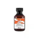 Frasco de shampoo Davines Naturaltech Energizing, com rótulo laranja e branco, contendo 250 ml do produto. O frasco possui tampa preta com ranhuras, indicando ser um shampoo energizante.