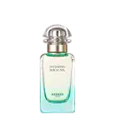 Frasco de perfume Hermès "Un Jardin sur le Nil", com design elegante em vidro e metal, rótulo em letras brancas sobre fundo verde claro, evocando uma fragrância fresca e natural.