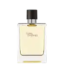 Frasco de perfume Terre d'Hermès com design elegante e minimalista em vidro transparente. Rótulo com texto em vermelho destaca o nome da fragrância.