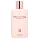 Frasco de loção corporal Irresistible da Givenchy, com embalagem rosa pálido e detalhes em metal rosé. O rótulo destaca o nome da fragrância em letras grandes.