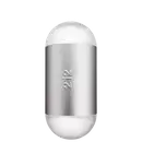 Frasco de perfume Carolina Herrera 212 em formato oval, com superfície prateada e detalhes em branco. O rótulo exibe o nome da fragrância em letras grandes.