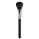 A imagem mostra um pincel de maquiagem de alta qualidade da marca Sigma Beauty. O pincel tem um cabo preto com o nome "Sigma" e a descrição "Powder Brush F10" gravados nele. A parte superior possui cerdas densas e macias em formato arredondado.