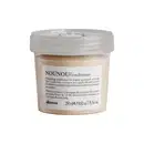 Frasco de condicionador Nounou da marca Davines, com tampa transparente e rótulo branco contendo informações sobre o produto. Embalagem de 250 ml, com extrato de tomate como um dos ingredientes.
