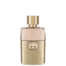 Frasco de item de perfumaria da marca Gucci com tampa dourada, apresentando aroma que abraça a pele com sofisticação e longa duração, inspirado no espírito independente da mulher que assume seus desejos.