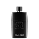 A imagem mostra um frasco do perfume Gucci Guilty pour Homme, brilhante com detalhe cromado na tampa. Tem um design cilíndrico com o famoso logo duplo G da Gucci gravado em preto na parte da frente, além do nome da marca, concentração e nome do perfume.