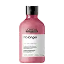 Shampoo da linha Serie Expert Pro longer da L'Oréal Professionnel. O frasco é de plástico rosa. Na parte frontal, há um rótulo branco com o nome do produto "Pro longer" e a descrição "Filler-A100 + Amino Acid Shampoo Profissional" em português e inglês.