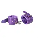 Algemas de couro forradas com pelúcia na cor roxa, com fecho de metal e detalhe em corrente. Produto da marca Sexy Import, destinado a uso adulto.