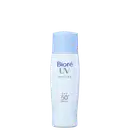 Embalagem plástica branca cilíndrica com leves curvas.  Rótulo com o nome do produto "Bioré UV Perfect Milk" e informação "SPF 50+ PA++++" em letras azuis.