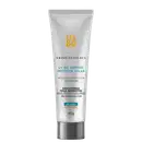 Tubo de protetor solar SkinCeuticals FPS 80 com tecnologia antimanchas, embalagem branca com detalhes em amarelo, informações sobre o produto e sua composição.