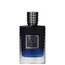 Frasco de item de perfumaria preto com detalhes em azul e branco. Rótulo com texto "O.U.I L'EXPERIENCE 706 EAU DE PARFUM PARIS" em letras brancas sobre fundo preto. Embalagem com design geométrico e texturizado.