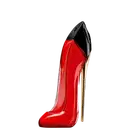 Perfume feminino em frasco de vidro vermelho brilhante com formato de salto alto. O design elegante e ousado é característico da marca de moda e fragrâncias Carolina Herrera.