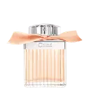 Frasco de perfume Chloé com tampa prateada e laço laranja, em embalagem de vidro com listras verticais, exibindo o nome da marca em destaque.