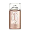 Frasco de body spray Carolina Herrera 212 VIP Rose, com embalagem em tons de rosa e branco, contendo 250 ml do produto.