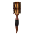 Escova de cabelo redonda com cerdas de plástico pretas e cabo de madeira marrom. O produto possui um design simples e minimalista, com um acabamento liso e textura rústica.