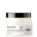 Frasco de máscara profissional L'Oréal Professionnel Metal Detox, com 500 ml, em embalagem branca e preta, com rótulos indicando a tecnologia patenteada e a função de proteção contra depósitos após coloração, descoloração ou descoloração.