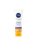 Embalagem tubular branca com detalhes em azul, amarelo e lilás. Rótulo indicando "Sensitive Anti-idade" e "Sem Perfume, corantes ou conservantes" para pele sensível Logotipo NIVEA Sun em destaque.