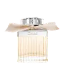 Frasco de perfume Chloé com tampa prateada e laço bege, apresentando o nome da marca em destaque. O design elegante e minimalista transmite sofisticação.