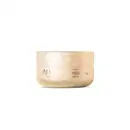 Pote de creme dourado da marca Aura Beauty, com rótulo destacando o nome do produto "Magic Butter" e informações sobre o conteúdo de 200g. Embalagem com design minimalista e elegante, em tons neutros.