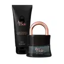 Dois itens da marca Her Code em embalagens pretas com letras douradas, sendo um vidro em formato de cadeado com arco dourado  contendo Eau de Parfum e uma bisnaga contendo loção hidratante corporal.