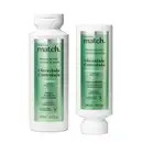Dois frascos brancos de 300ml cada, com rótulo verde metalizado e letras pretas e brancas da marca Match Oleosidade Controlada, sendo um frasco de shampoo e outro de condicionador.