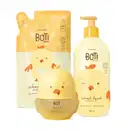 Dois itens Boti Baby em tons de bege e laranja com ilustração de passarinhos amarelos, sendo um frasco com bomba dosadora de sabonete líquido de glicerina e um refil em sachê, acompanhados de um frasco em forma de passarinho contendo colônia do sol.