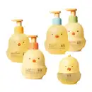 Cinco frascos em formato de pintinhos amarelos com detalhes laranjas, sendo quatro delas com bombas dosadoras, contendo shampoo, condicionador, sabonete líquido e loção banho e pós banho, acompanhados de uma colônia do sol.