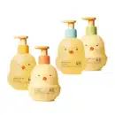 Quatro frascos de 200ml em formato de passarinho amarelo com detalhes laranja e tampas dosadoras amarelas, sendo uma de sabonete líquido de glicerina, uma de loção banho e pós banho, uma de shampoo suave e uma de condicionador suave.