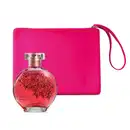 Vidro transparente com líquido vermelho claro, florais e letras vermelhas, pulverizador prateado e tampa transparente de desodorante colônia Floratta Red Blossom acompanhado de um nécessaire rosa com alça de transporte.