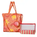 Bolsa vermelha com alças e estampas de bananas e melancias com sementes pretas espalhadas ao redor e um nécessaire metade transparente e metade listrado de branco e vermelho com zíper vermelho.