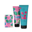 Três itens Cuide-se Bem Feira: sachê roxo com abacates ilustrados de máscara capilar Pasta de Abacate e dois frascos azuis, um com framboesas ilustradas de shampoo Vinagre de Framboesa e outro com coco ilustrados de condicionador Óleo de Coco.