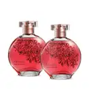 Dois frascos redondos com líquido vermelho, flores em relevo na cor vinho, pulverizador dourado e tampa transparente contendo, em cada um, 75ml de desodorante colônia Floratta Red Blossom.