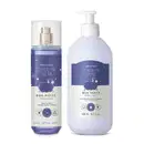 Dois itens Cuide-se Bem Boa Noite, com rótulo em azul escuro e branco e ovelhinha ilustrada: frasco com líquido azul e pulverizador prateado de body splash e frasco branco com bomba dosadora de loção hidratante corporal.