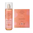 Dois itens Cuide-se Bem Pessegura em tons de rosa com pêssego ilustrado no rótulo, sendo um frasco transparente com líquido rosa e pulverizador prateado de body splash e caixa com quatro sabonetes em barra de 80g cada um.