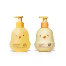 Dois itens da marca Boti Baby, ambos em embalagens em formato de pintinho, um amarelo e outro branco, com tampas dosadoras amarelas, sendo uma loção hidratante banho e pós banho e um sabonete líquido.