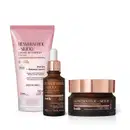 Três itens Botik Resveratrol e Silício: bisnaga rosa e branca com letras marrons de creme de limpeza facial, frasco marrom com conta-gotas dourado e branco de sérum facial e pote marrom com tampa dourada de creme nutritivo firmador.