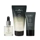Kit antioleosidade com um frasco de 30ml com líquido claro, tampa prateada e conta-gotas preto de sérum antioleosidade, bisnaga preta e branca com 150g de gel de limpeza e bisnaga cinza e preta com letras brancas contendo 40ml de protetor solar FPS 30.