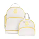 Dois itens da marca Boti Baby, sendo uma mochila e uma frasqueira, os dois na cor branca com o logotipo e zíperes amarelos, bolsos externos e alças de transporte prateadas.