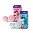 Caixa rosa e azul escuro ao lado de dois sabonetes em barra na cor rosa com coração gravado e caixa azul claro e azul escuro ao lado de dois sabonetes em barra na cor azul com coração gravado, ambos da marca Dr. Botica.