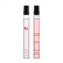 Dois vidros cilíndricos transparentes de tampas pretas com 10ml de desodorante colônia em cada um, sendo um de líquido azulado e letras vinho da marca Liz Flora e outro com líquido rosa e letras pretas da marca Floratta Red Blossom.