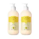 Dois frascos brancos com bomba dosadora e rótulo em tons de amarelo com ilustração de bananas contendo 400ml de loção hidratante corporal Cuide-se Bem Feira Banana.