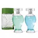 Vidro verde transparente com folhagens em relevo no frasco e tampa verde escuro de desodorante colônia Arbo Puro e dois vidros com líquidos em tons de azul, spray prateado e tampa transparente, sendo um da marca Thaty e outro da marca Free.