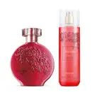Dois frascos de item de perfumaria da marca Floratta Red, sendo um de vidro arredondado na cor vermelha, com design floral em relevo, e outro de plástico cilíndrico transparente, com um líquido vermelho dentro, com ilustrações florais e nome no rótulo.