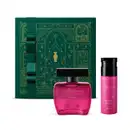Kit presente de Natal composto por frasco de desodorante colônia de vidro rosa com tampa preta e tubo de body splahs pink com tampa borrifadora preta, ambos da marca Coffee Woman Seduction, acompanhado de uma caixa verde com ilustração natalina dourada.