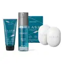Combo de produtos de perfumaria da marca Clash, incluindo bisnaga azul com tampa preta de creme para barba, frasco cilíndrico de body spray e duas barras de sabonete ovais brancas e sua respectiva caixa, na cor azul escuro.