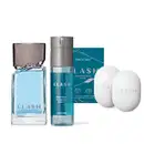 Combo de produtos de perfumaria da marca Clash, incluindo frasco de desodorante colônia transparente com líquido azul e tampa cinza, frasco cilíndrico de body spray e duas barras de sabonete ovais brancas e sua respectiva caixa, na cor azul escuro.