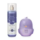 Frasco transparente com líquido azul, pulverizador dourado e rótulo azul e branco com ovelhinha ilustrada contendo 200ml de body splash Cuide-se Bem Boa Noite e um frasco lilás em formato de pintinho contendo 100ml de colônia infantil Boti Baby.