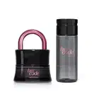 Dois itens de perfumaria da marca Her Code Touch: um frasco preto com alça rosa em formato de cadeado de desodorante colônia e um frasco cinza com rótulo rosa de óleo de massagem corporal de mesma marca.