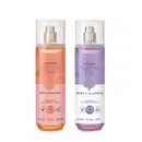 Dois frascos de body splash Cuide-se Bem: um com líquido rosa e rótulo laranja e rosa com pêssego ilustrado da linha Pessegura e outro com líquido azul e rótulo azul e branco com flor de algodão ilustrada da linha Rosa e Algodão. Ambos com 200ml.